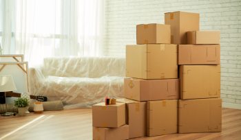 Etiquetar cajas en mudanza